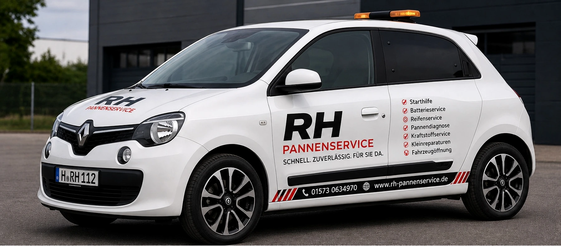 Weißer RH Pannenservice Twingo mit rot-schwarzer Firmenbeklebung